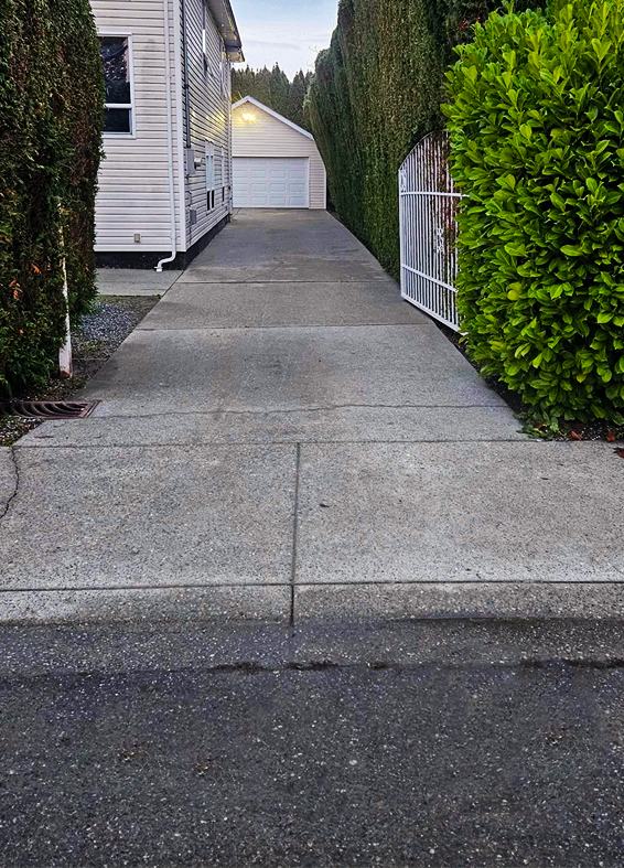 after-dirty-driveway-powere-washed-by-prosite-powewashing