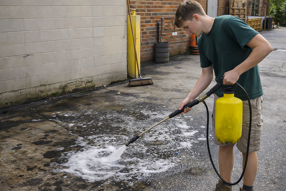 De-greasing grease and oil by power washing by PROSITE Powerwashing